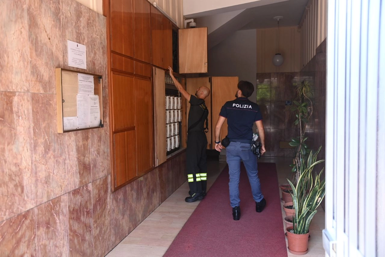 Incendio in via Emilia Levante, il sopralluogo di polizia e vigili del fuoco nel palazzo (FotoSchicchi)