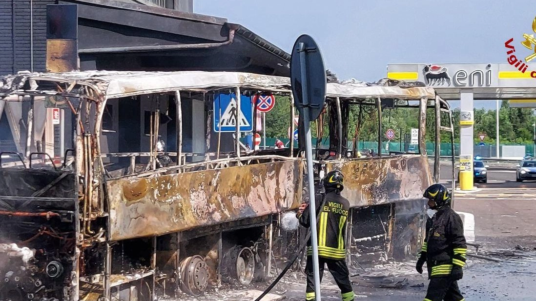 

Incendio di un autobus a Casalecchio sull'A1: nessun ferito