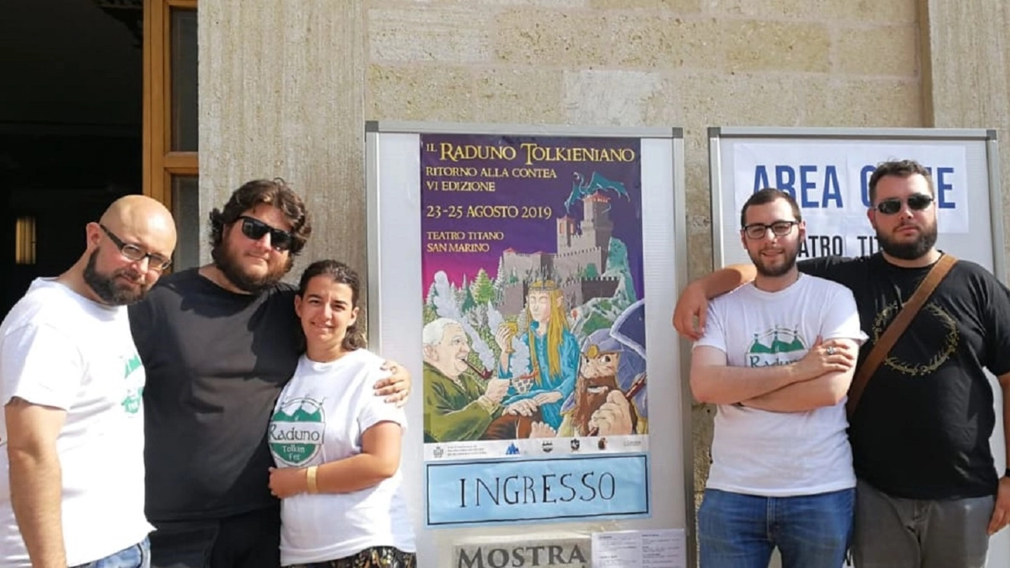 In cattedra ospiti  e studiosi della saga  di Tolkien, in piazza sfilano i cosplayers