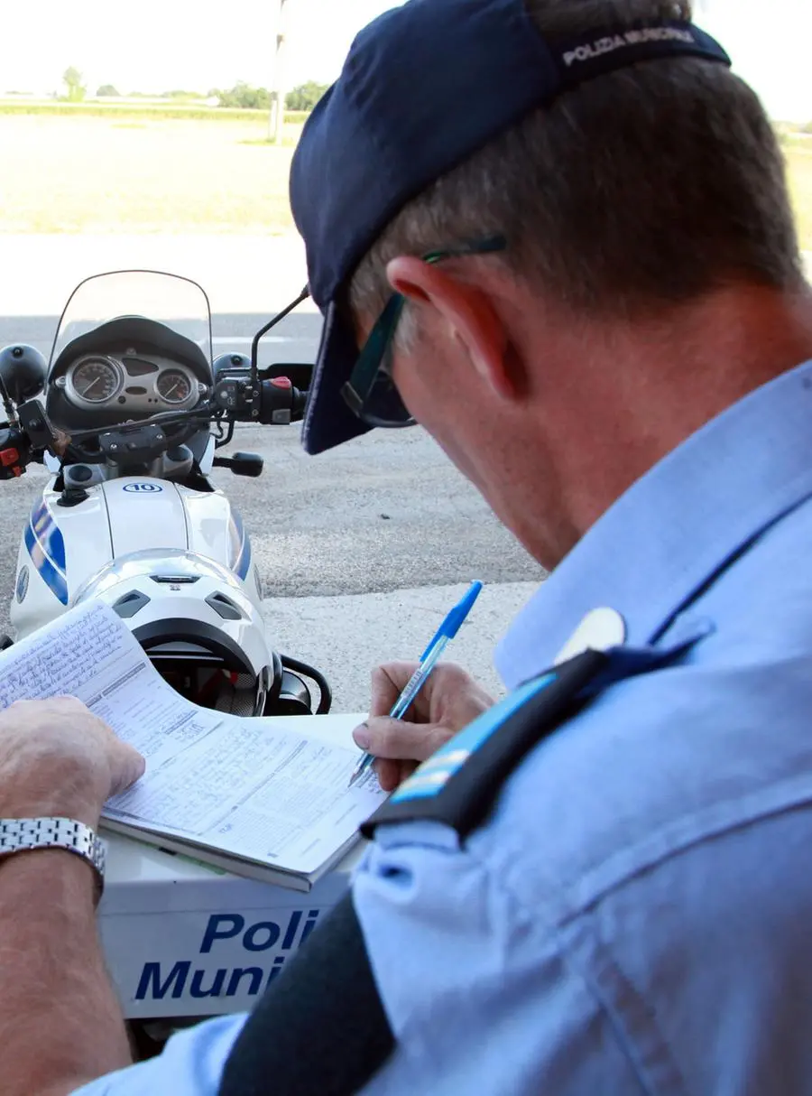 Pesaro, multato insulta gli agenti sul web: medico a processo