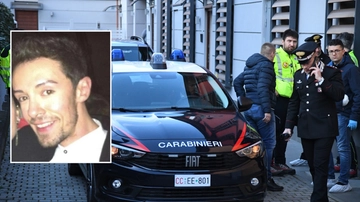 Trovato morto legato al letto, c’è un video: una persona si allontana dalla casa di Gozzoli