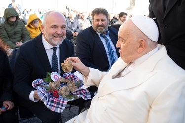 Un tartufo di Acqualagna in regalo per il Papa: Francesco estasiato dal profumo