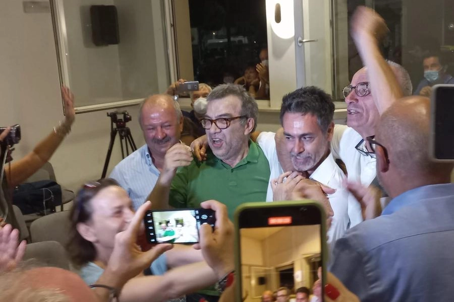 Lorenzo Fiordelmondo nuovi sindaco di Jesi festeggia la vittoria