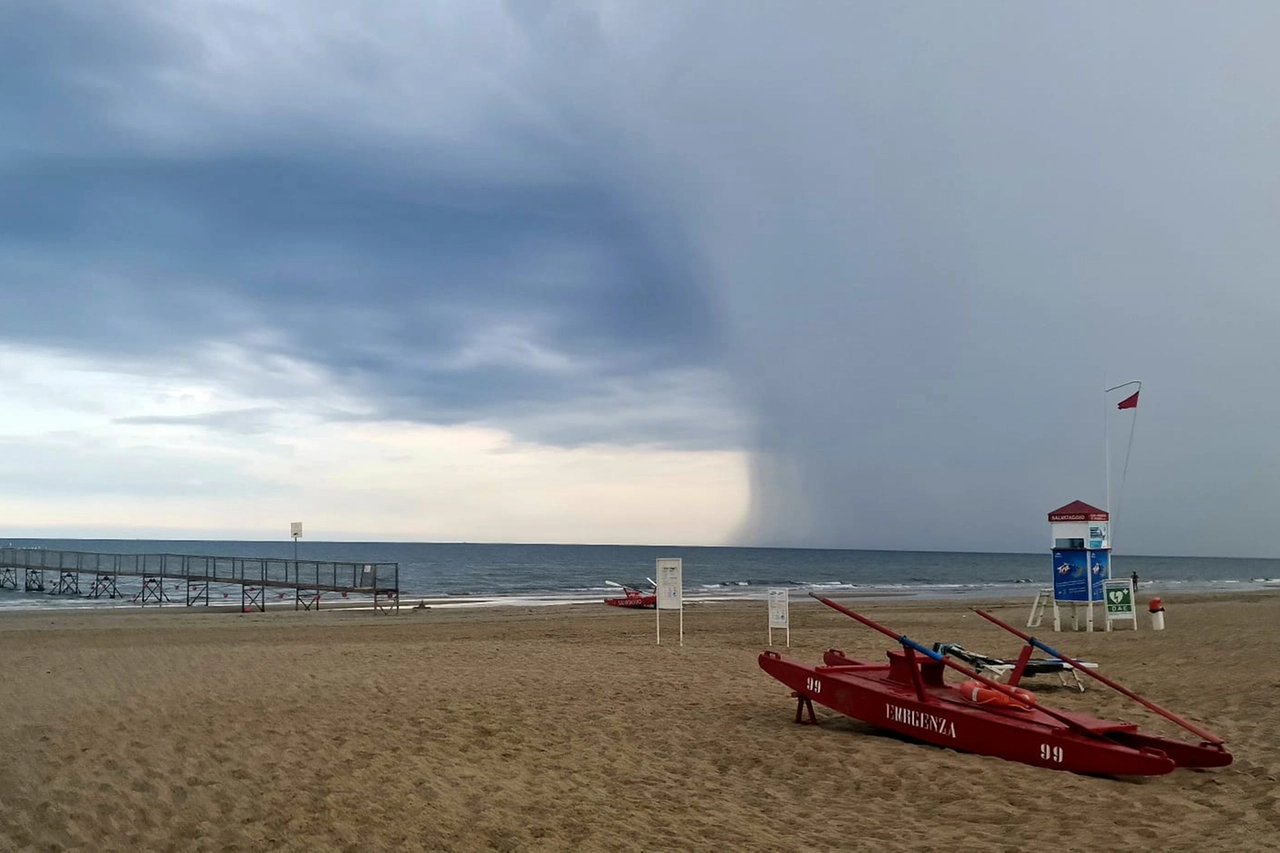 Nubifragio con downburst tra Rimini e Riccione (foto Meteo Roby)