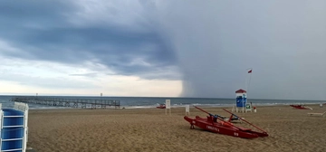 Nubifragio e downburst in spiaggia a Riccione: fuggi fuggi dei turisti. Video