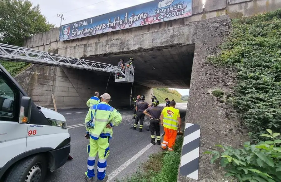 Incidente Imola, camion urta il ponte della ferrovia. Chiusa la Bretella