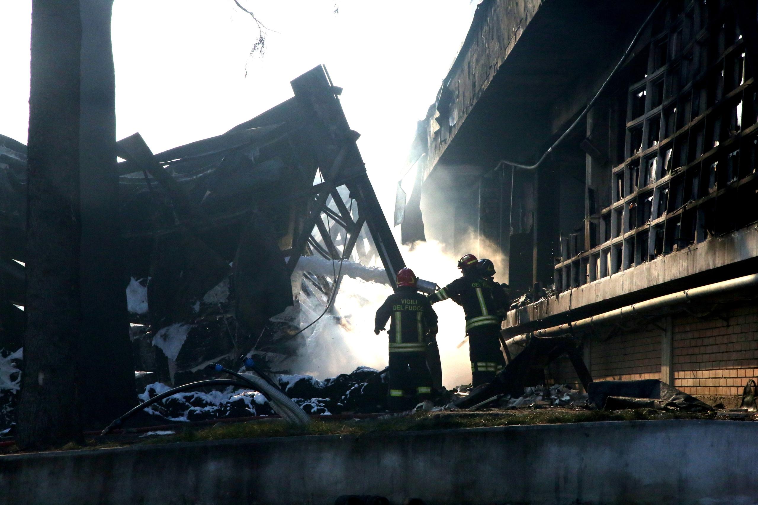 Incendio Cesena Campomaggi Lucchi avvolta dalle fiamme