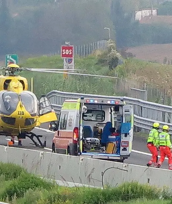 Incidente A14 oggi a Misano (Rimini): muore travolto da un camion