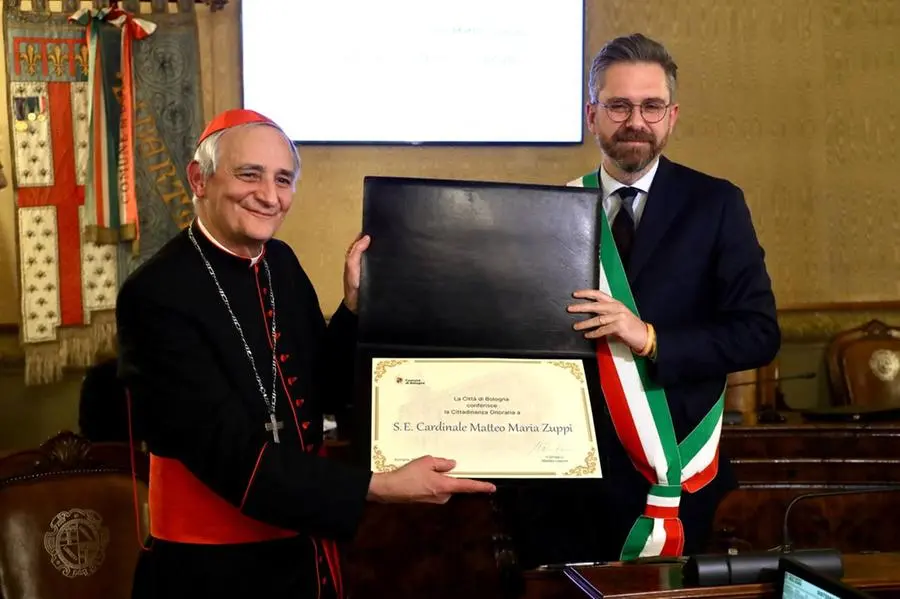 Matteo Zuppi ora è bolognese, al cardinale la cittadinanza onoraria