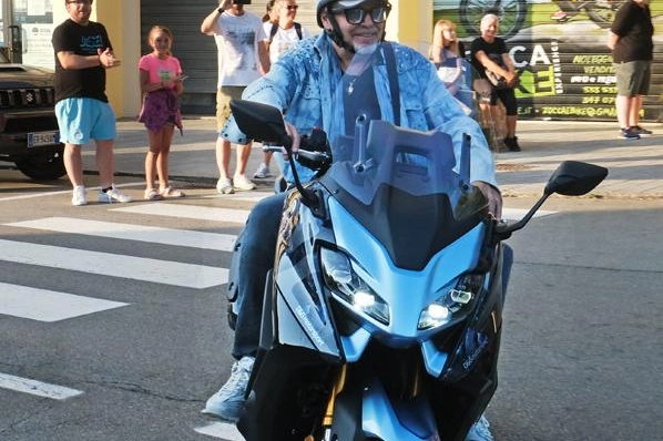 Vasco Rossi in scooter a Zocca