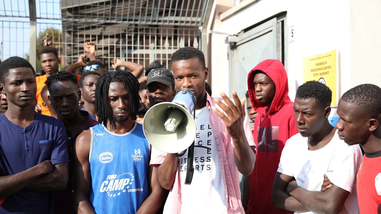 I migranti del Cas di via Mattei (foto Schicchi)