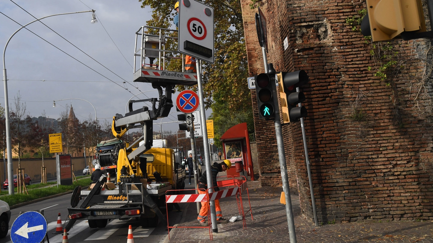 Gli operai del comune installano la segnaletica per gli autovelox, senza la quale le multe possono essere impugnate