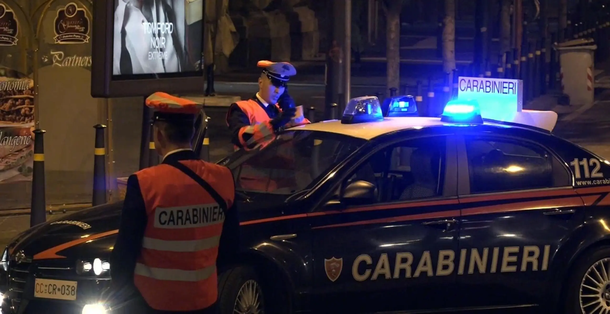 Pistole E Casco In Testa Al Centro Commerciale Di Sona: Rapinata La ...