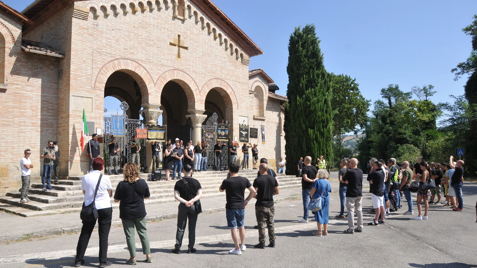 Nostalgici al cimitero di San Cassiano di Predappio