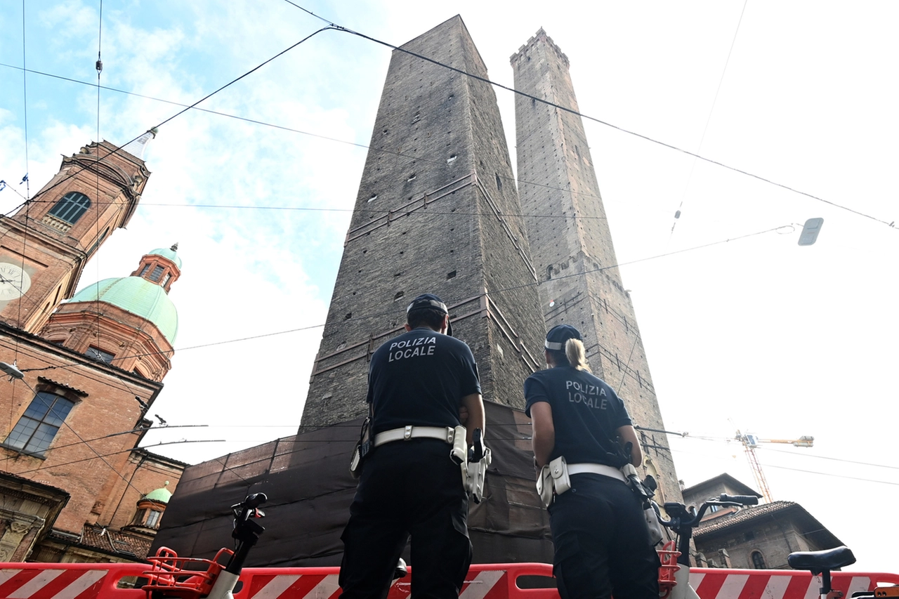 L’area di transennamento sotto la Torre della Garisenda