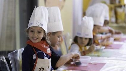 Quando sono i bambini a cucinare. Tra chef stellati e nuove ricette torna "Cuochi per un giorno"