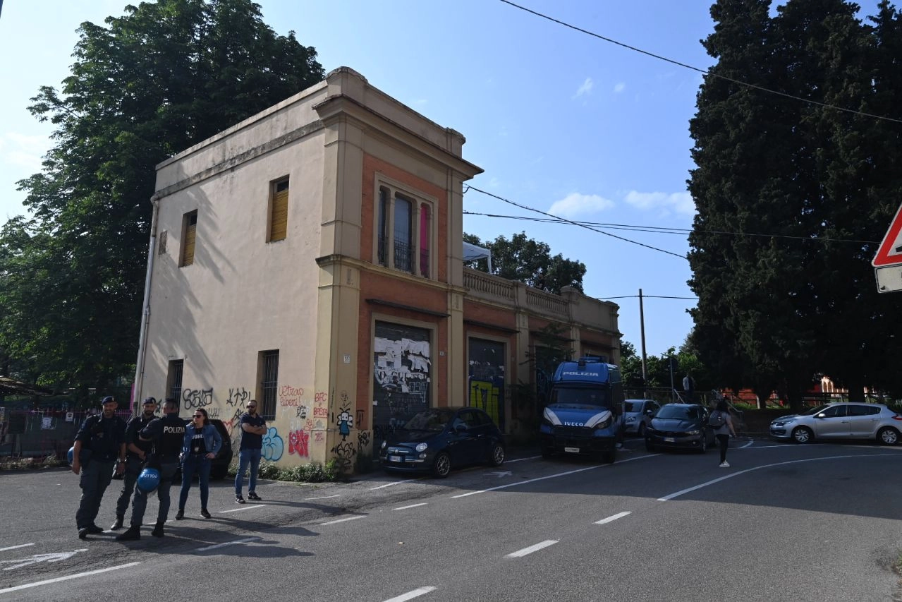 L'immobile sgomberato dalla Digos in via della Certosa, a Bologna (FotoSchicchi)