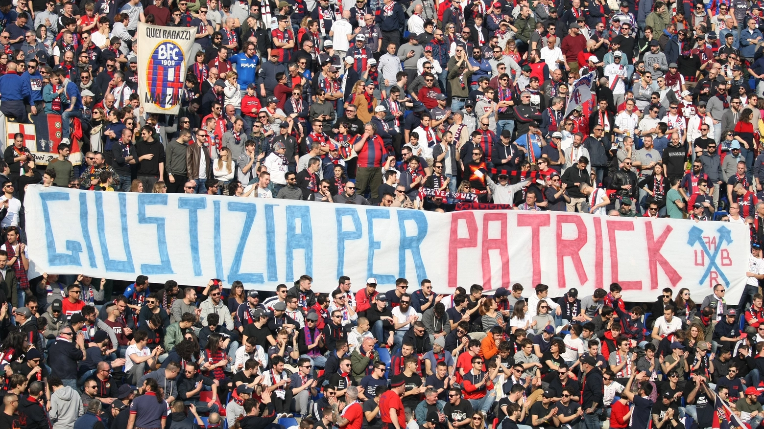 Lo striscione dei tifosi del Bologna per Patrick Zaky (foto Schicchi)