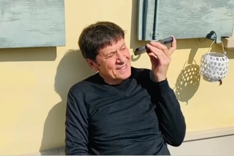 Gianni Morandi canta Tananai appoggiato al muro della casa di San Lazzaro