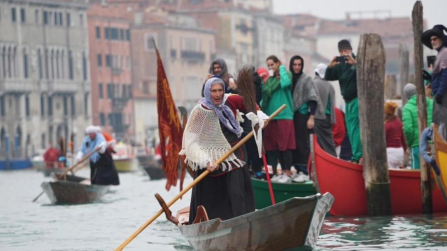 Sul Canal Grande è tornata la tradizionale gara. Cinque "maranteghe" si sono sfidate a colpi di remi. Il campione Romanelli si aggiudica il podio