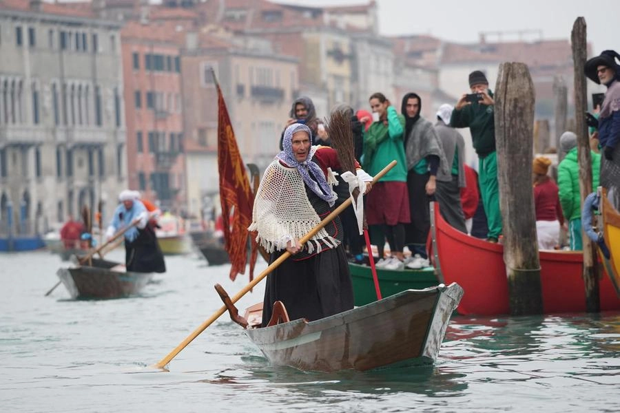 La befana Riccardo Romanelli, regatante della Reale Canottieri Bucintoro vince la gara