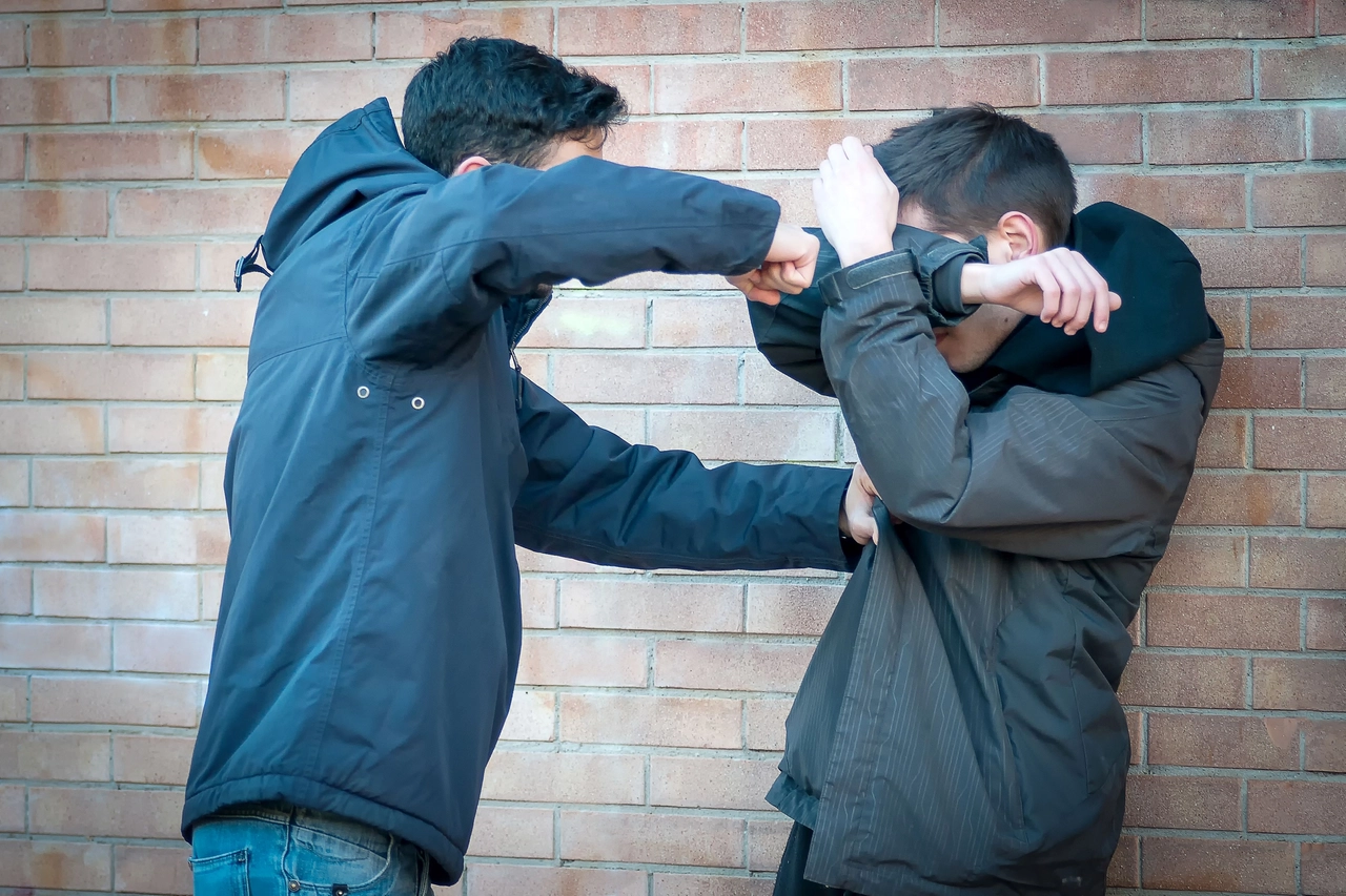 Baby gang, ragazzino aggredito in piena movida