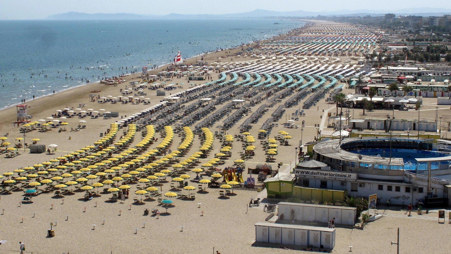 Una veduta della spiaggia di Rimini, Federalberghi contro le fake news sulla qualità del mare