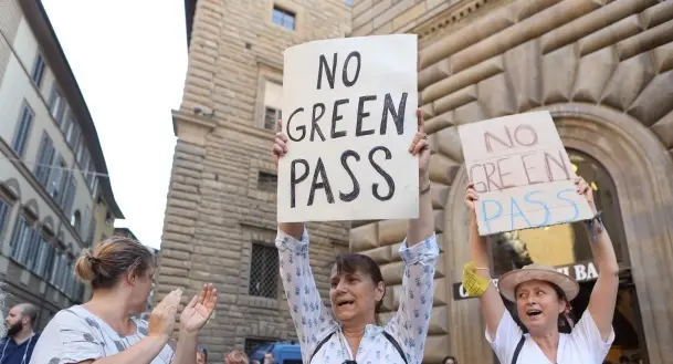 Anti green pass pronti alla rivolta. Blitz sui binari, stazione blindata