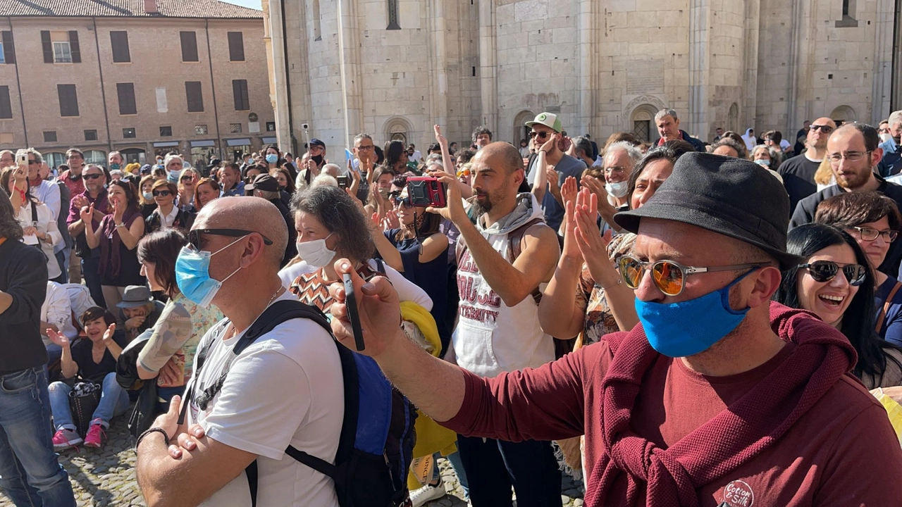 Manifestazione dei negazionisti a Modena (FotoFiocchi)