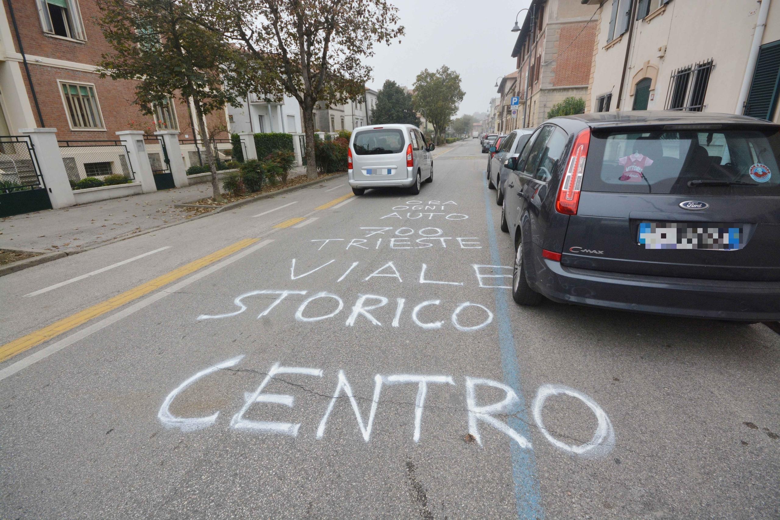 Petizioni E Scritte Sull'asfalto: Viale Trieste Maledice Le Auto