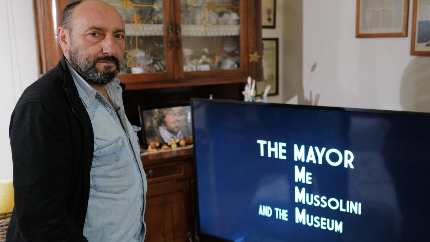 Giorgio Frassineti (sindaco di Predappio dal 2009 al 2019) guarda il docu-film ‘The Mayor’ che lo vede protagonista: