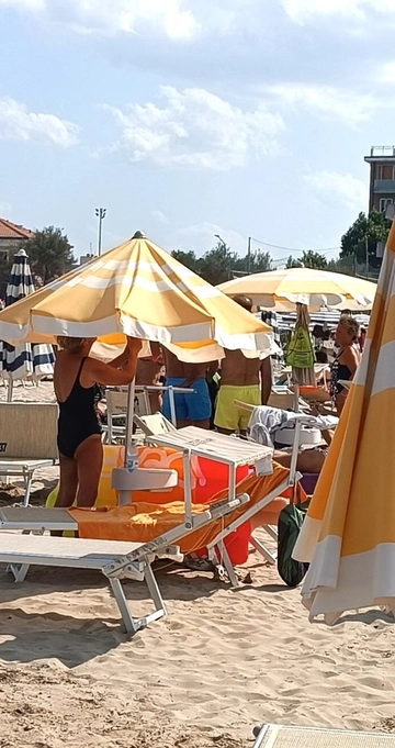 Tromba d’aria in spiaggia: volano i lettini, paura a Senigallia