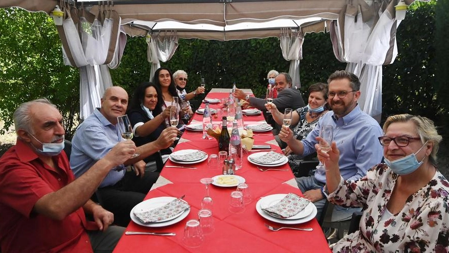 Matteo Lepore in via Rigosa, a Borgo Panigale, per un pranzo nell’ultima casa bolognese