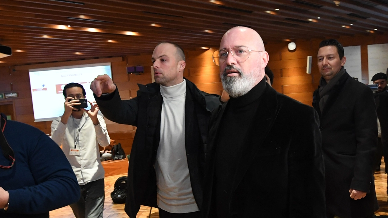 Stefano Bonaccini entra in Regione a notte inoltrata (foto Schicchi)