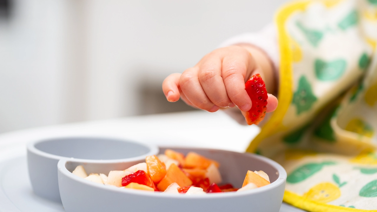 Un bambino piccolo stava per soffocare: salvato con la manovra di Heimlich