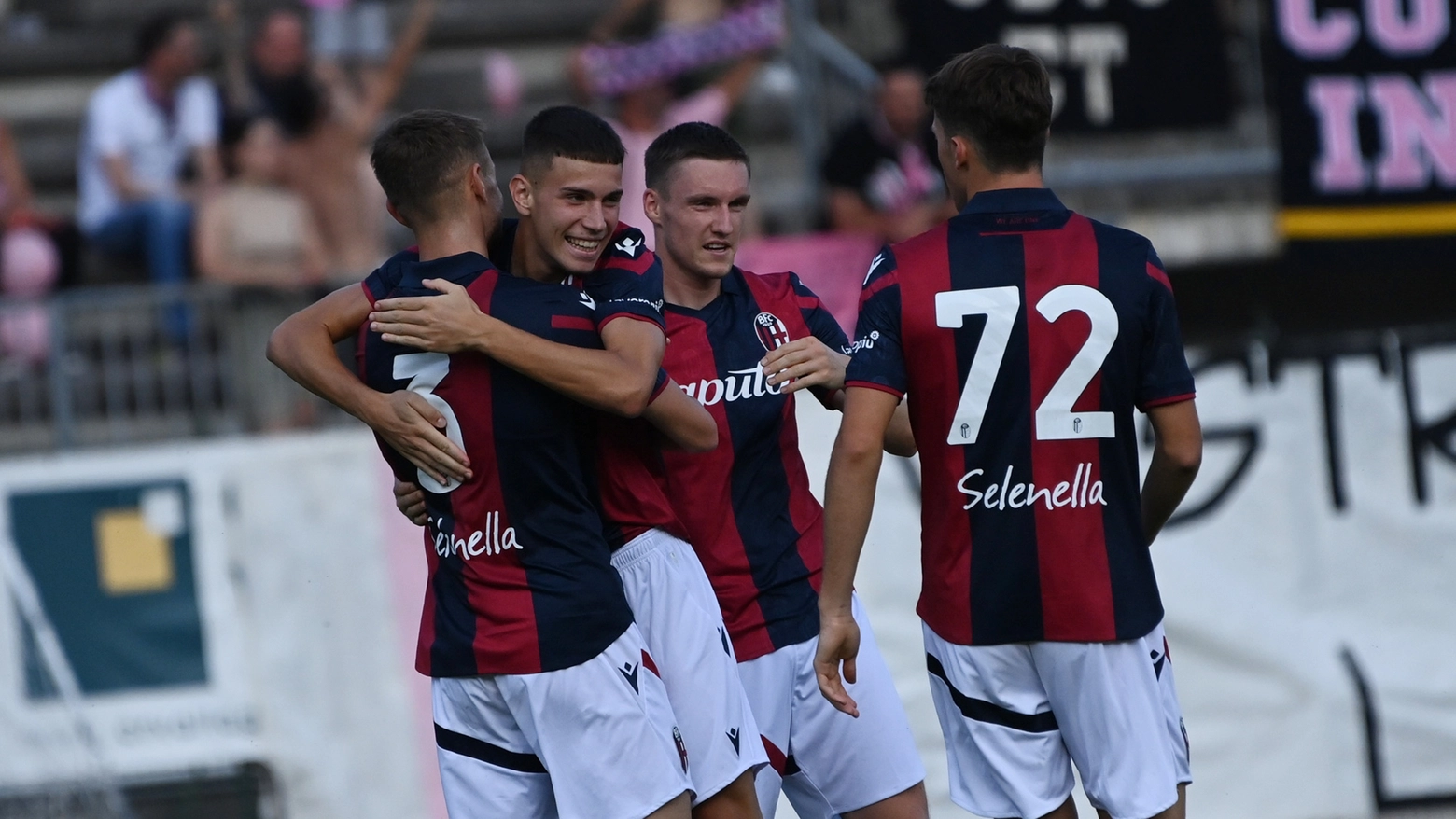 Bologna Fc, l'esultanza di Raimondo per il gol contro il Palermo in amichevole (foto Schicchi)