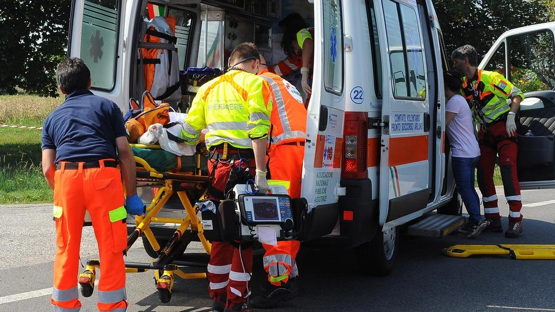 Malori alla centrale del 118. L’Ausl: "Sette casi in 4 mesi". Vandalizzate anche tre auto