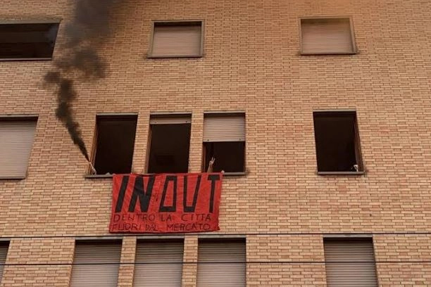 Occupato dal collettivo Luna (costola universitaria di Labas) l'Istituto Santa Giuliana di via Mazzini