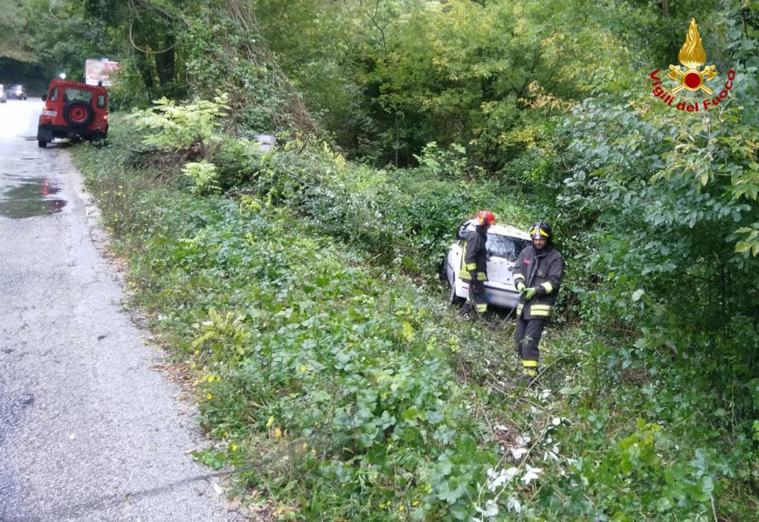 Incidente Fabriano Sbanda Sulla Strada Bagnata E Vola Nel Dirupo