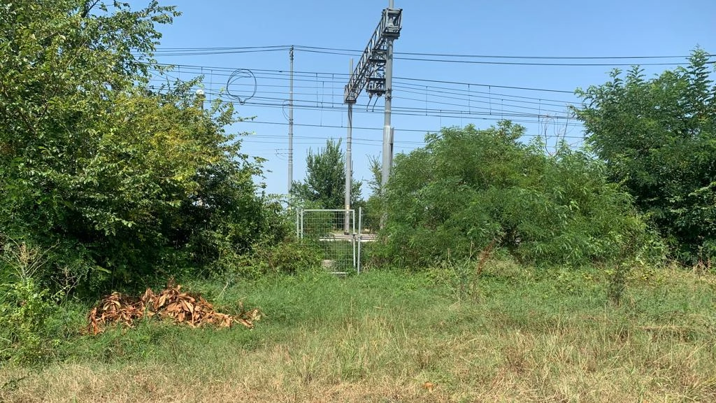 Cadavere lungo i binari  Trovato morto a 18 anni  dopo l’urto con un treno