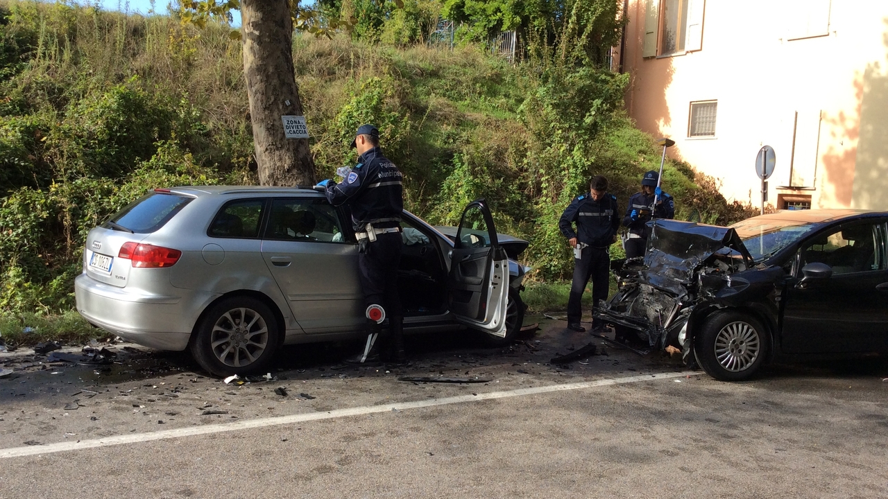 I rilievi dopo l'incidente mortale a Castel Maggiore (foto Radogna)