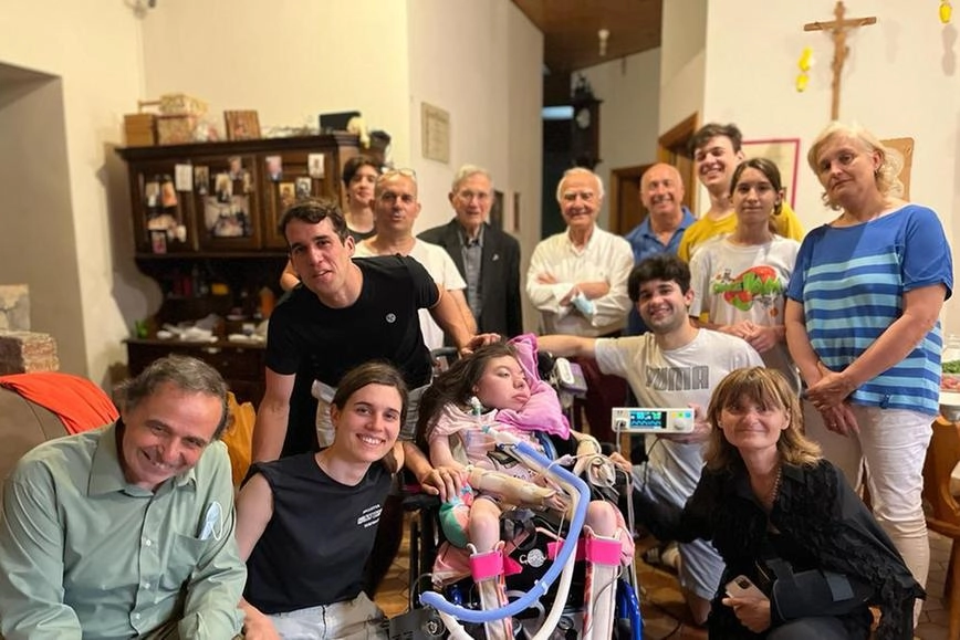 Eva Lappi insieme ai genitori, alcuni fratelli e amici di famiglia. La loro casa è sempre aperta a tutti