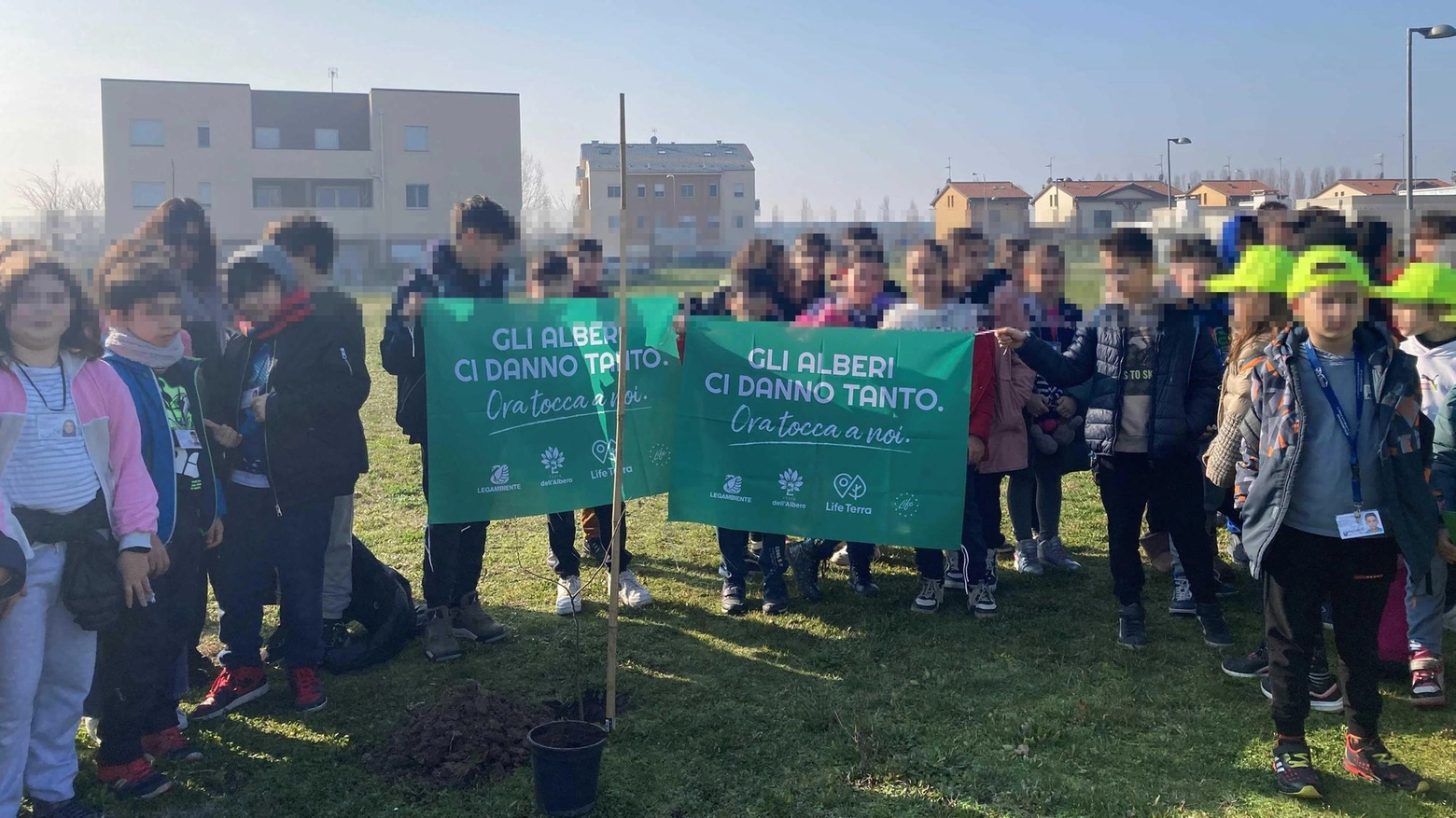 I bambini della scuola primaria piantano 25 alberi mangia-smog