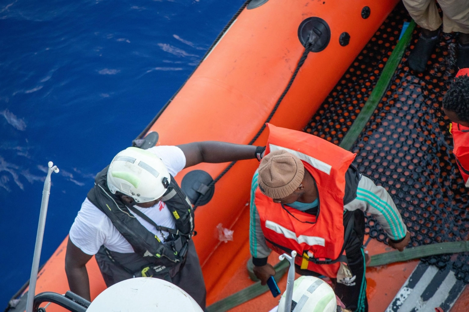 Migranti, un intervento di soccorso in mare del team di Medici senza frontiere