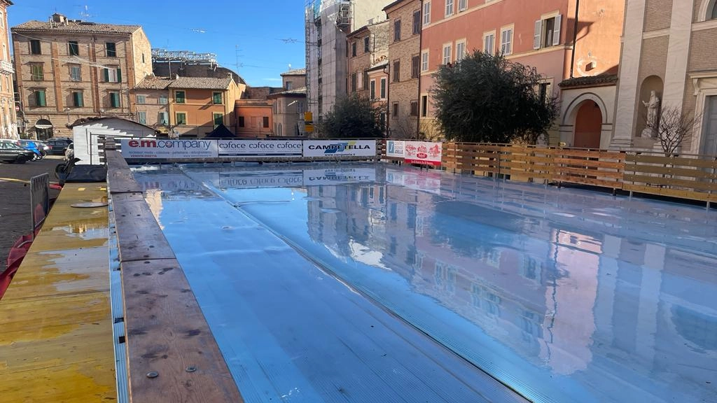 Macerata: c'è troppo caldo: rinviata l'inaugurazione della pista per il pattinaggio sul ghiaccio