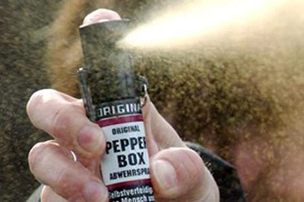 Una spruzzata di spray al peperoncino, foto generica