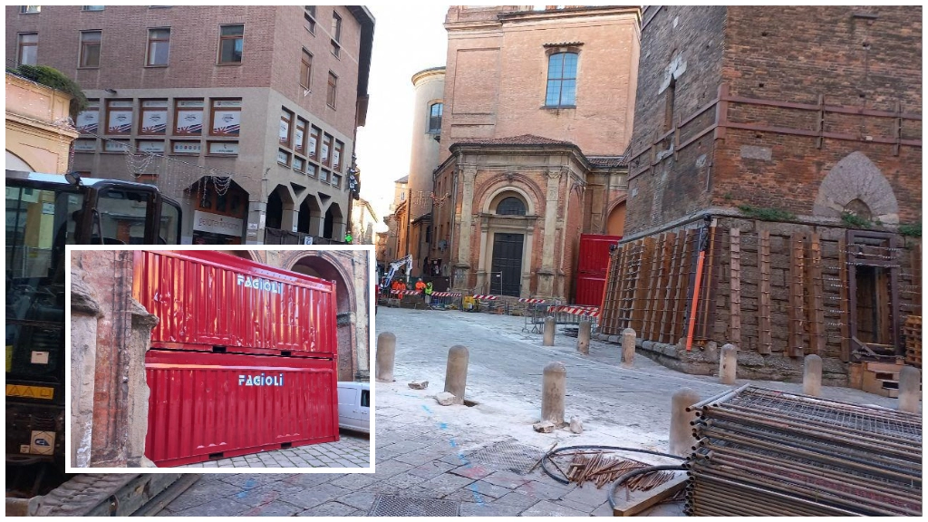 Il cantiere della Garisenda e i primi due blocchi della ditta Fagioli per fare il recinto di protezione