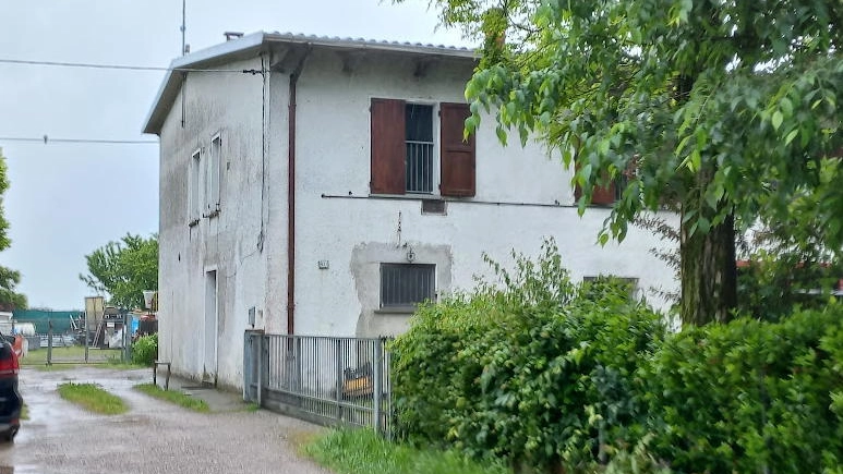 La casa dov’è avvenuto il dramma in via Strada Vecchia a Pieve Rossa di Bagnolo