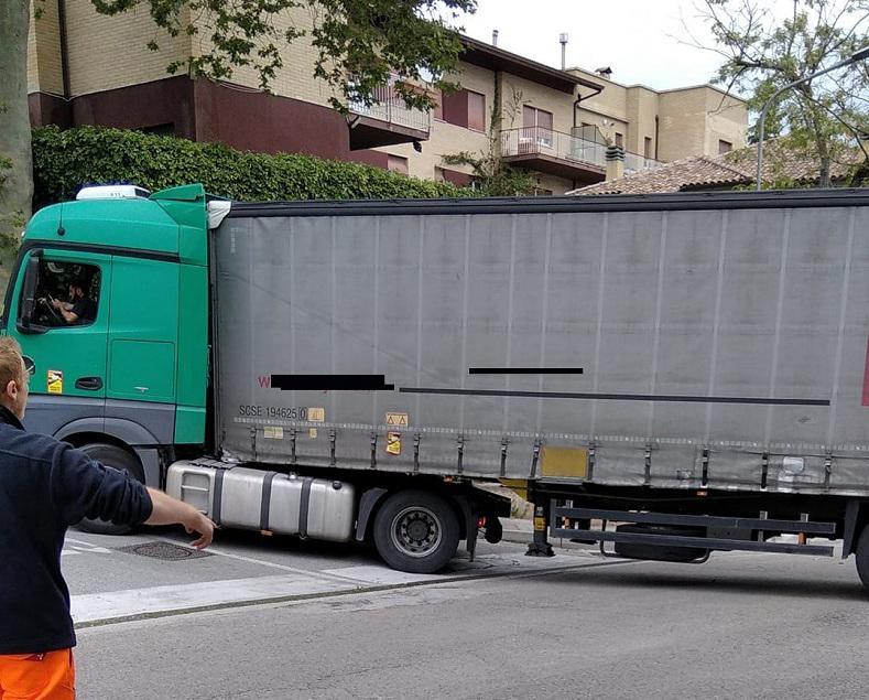 Tir Imbocca Una Strada E Rimane Incastrato