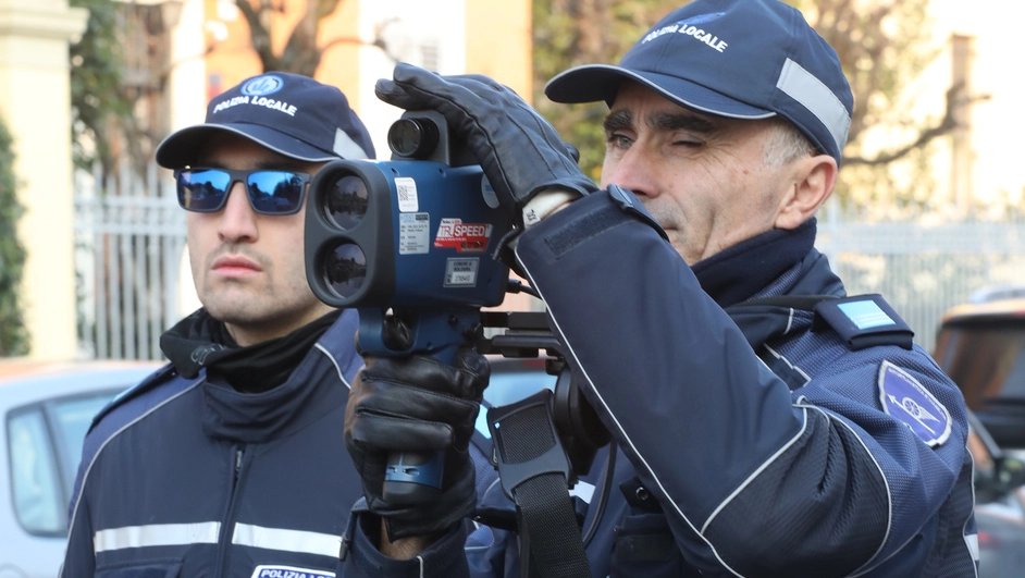 Agenti della Polizia Municipale alle prese con il telelaser per multare gli indisciplinati